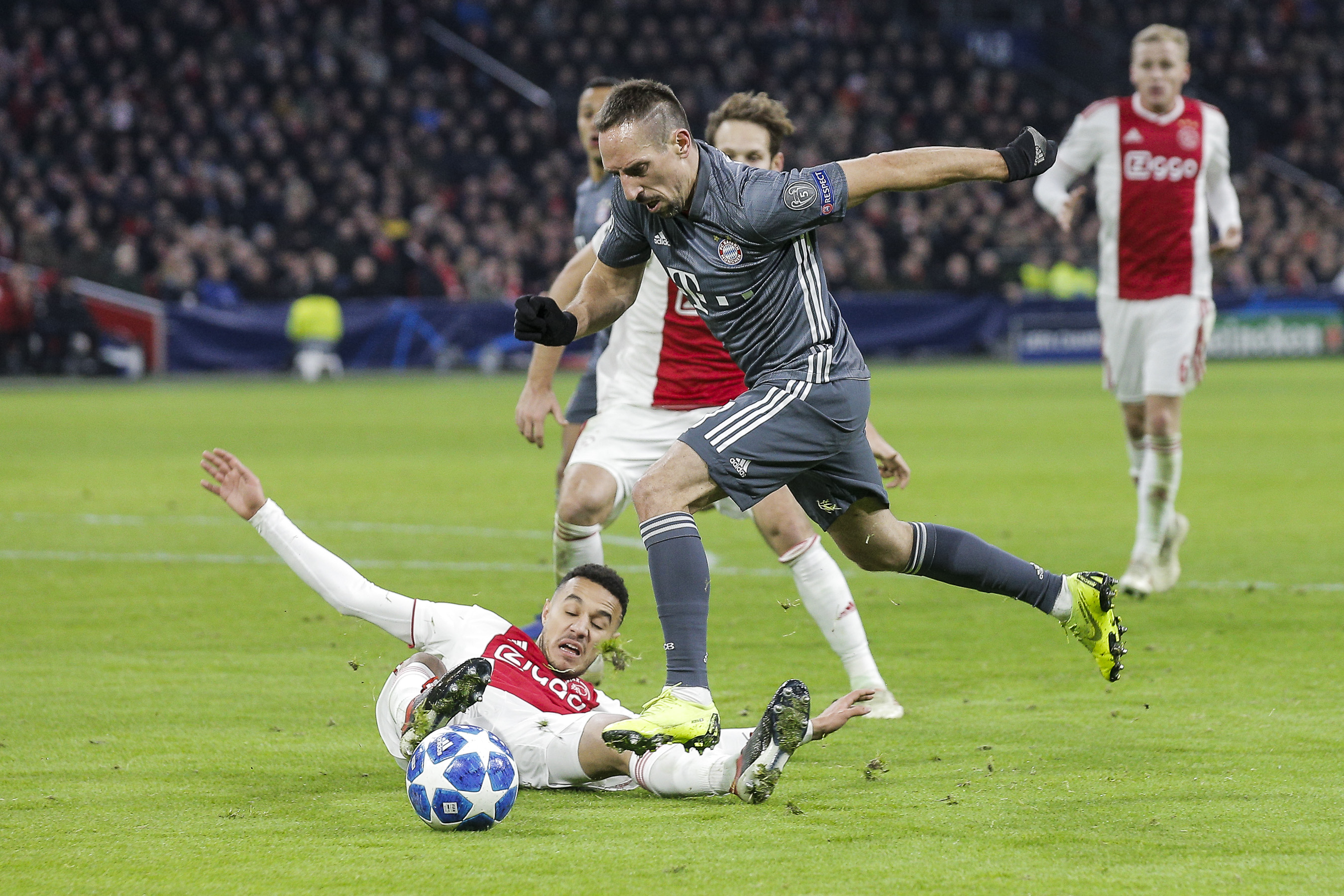 Franck Ribery ( Bayern ) im Zweikampf gegen Noussair Mazraoui ( Amsterdam ).