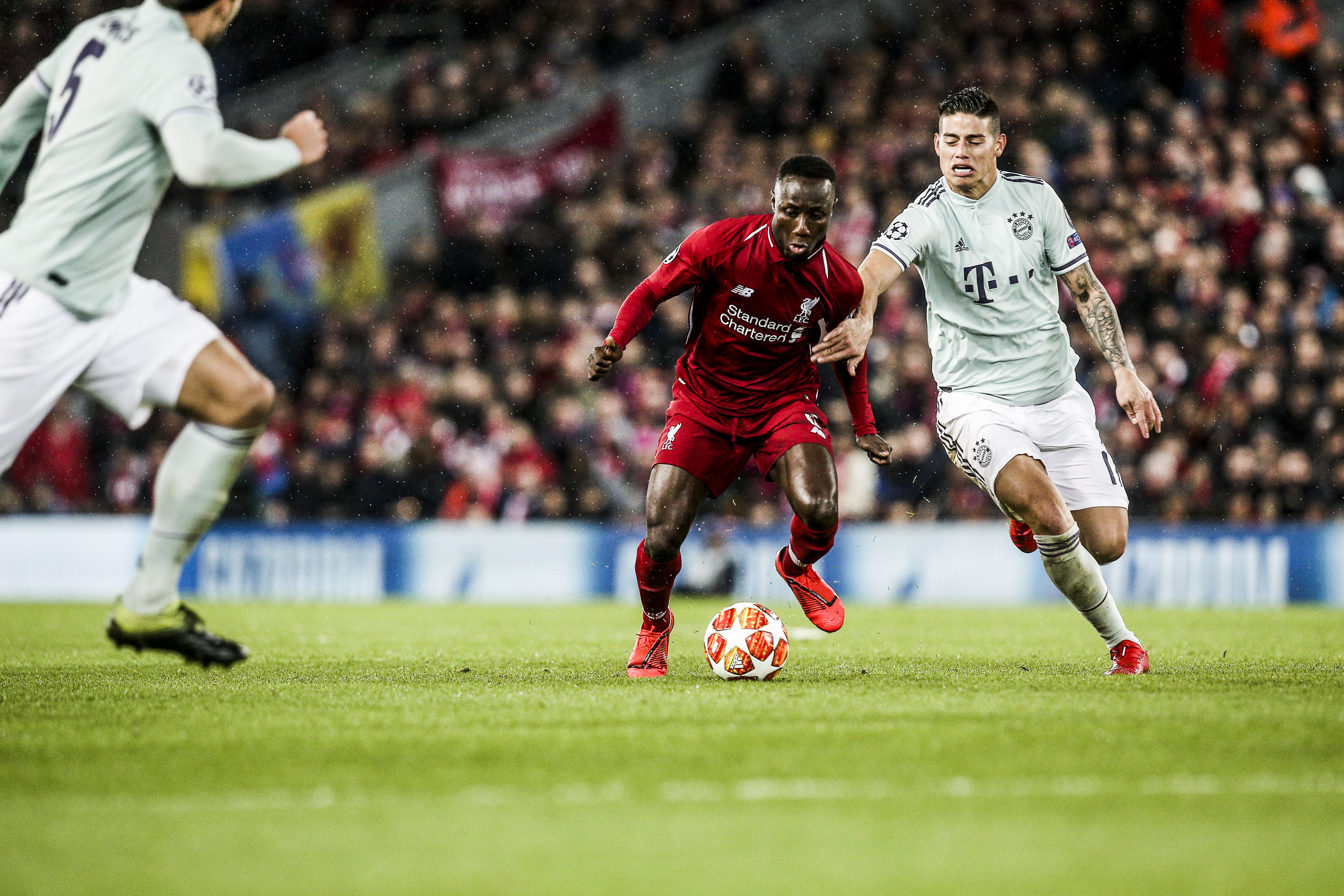 Naby Keita ( Liverpool ) im Zweikampf gegen James Rodriguez ( Bayern )