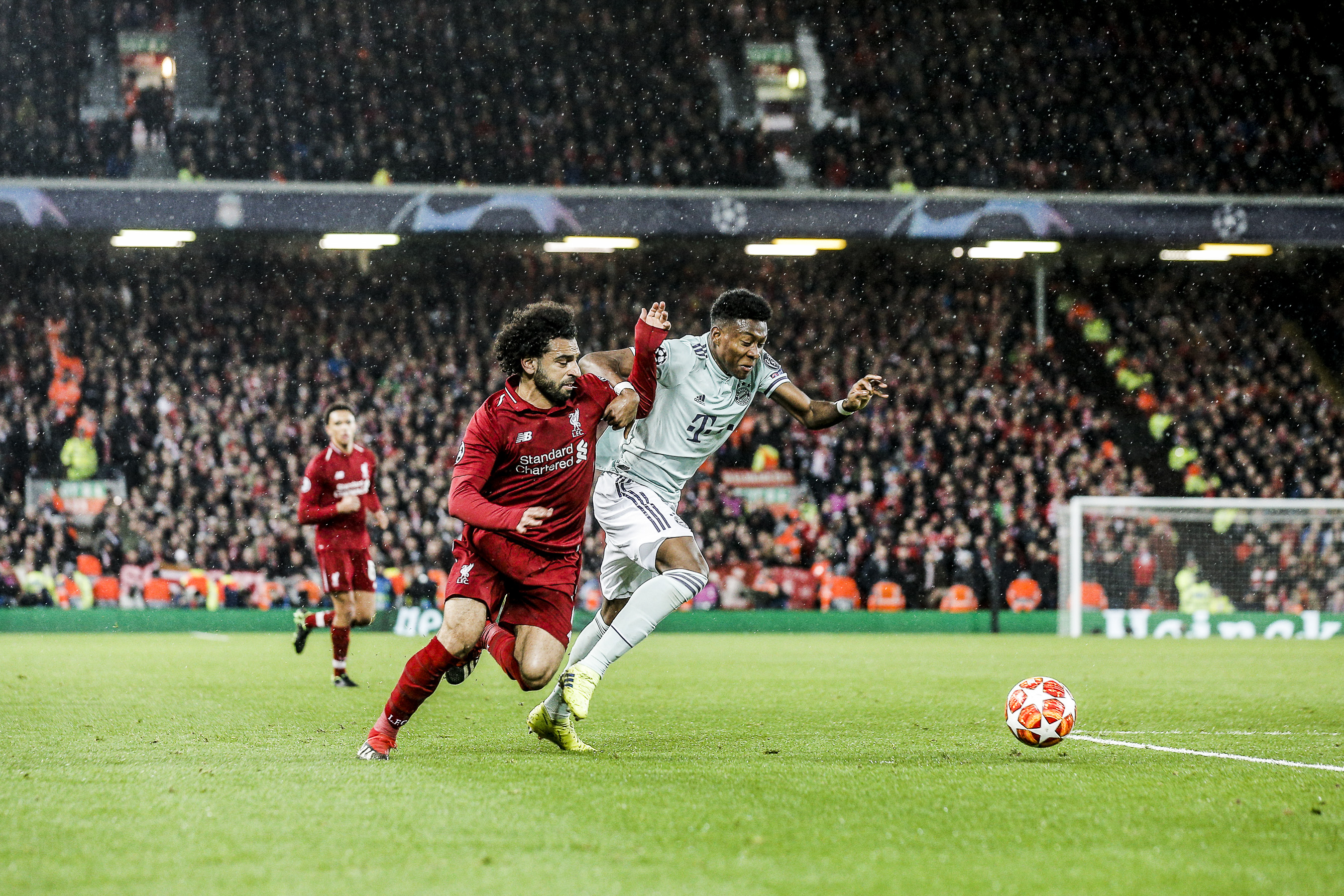 Mohamed Salah ( Liverpool ) im Zweikampf gegen David Alaba ( Bayern )